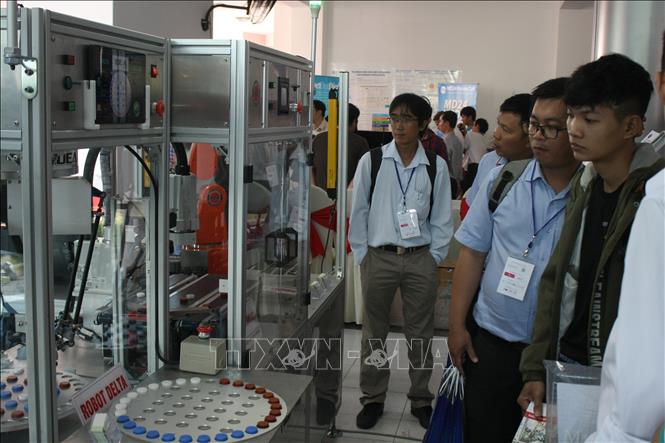 Hội nghị Quốc tế thường niên Khu Công nghệ cao lần thứ 5 năm 2018 3 anh sinh vien